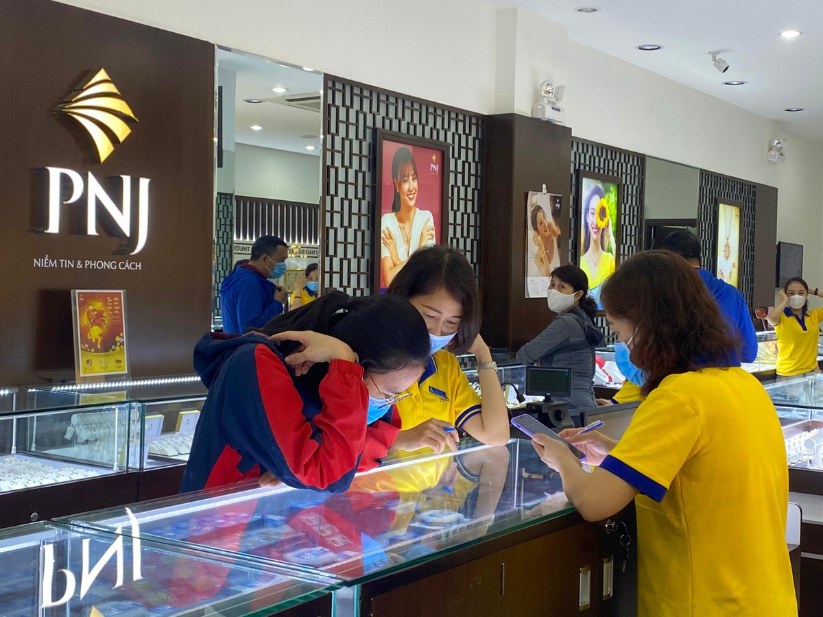 Khách hàng đầu tiên đến PNJ Hóc Môn.