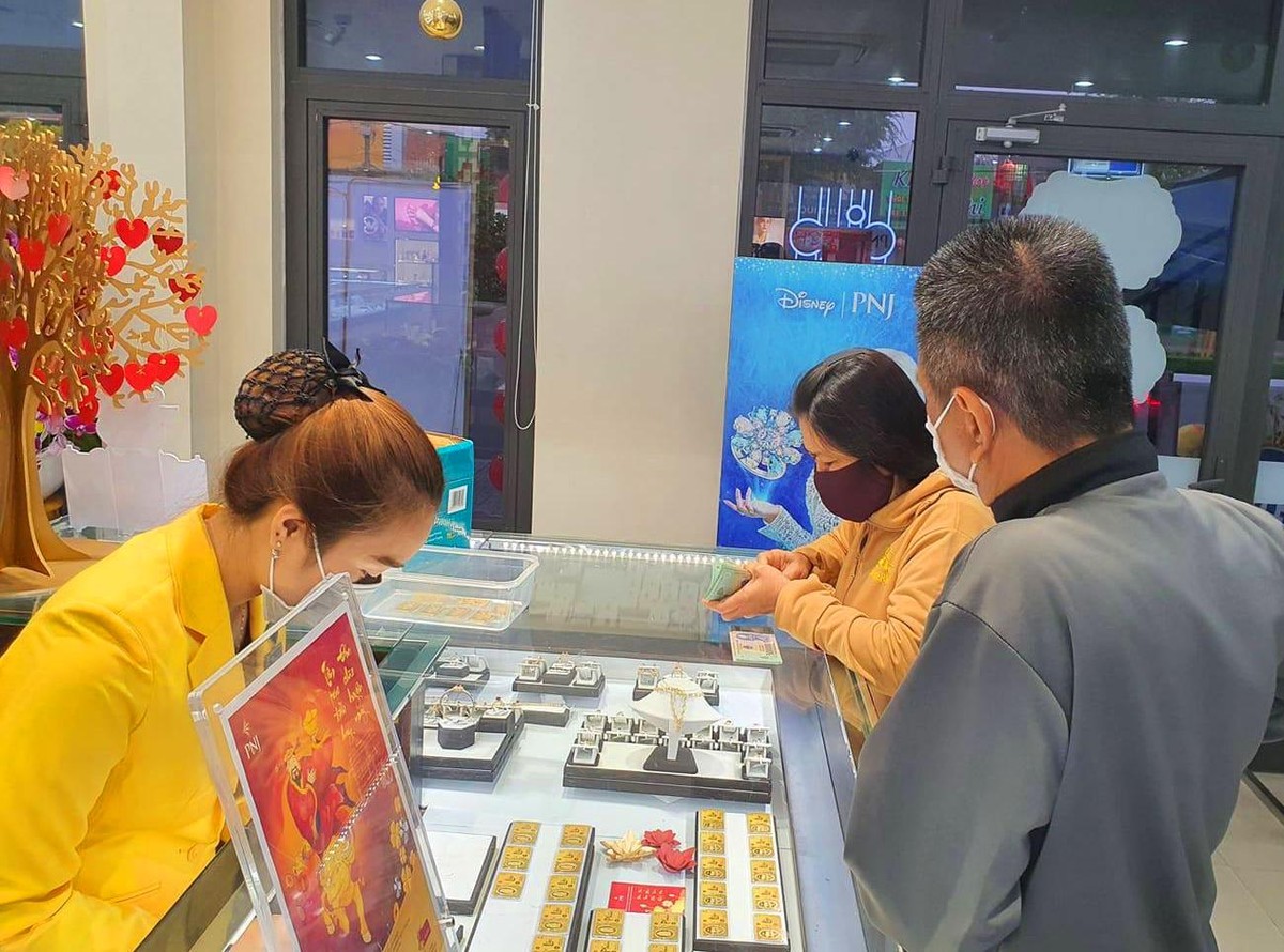 Khách hàng đầu tiên đến PNJ Khu vực miền Tây.