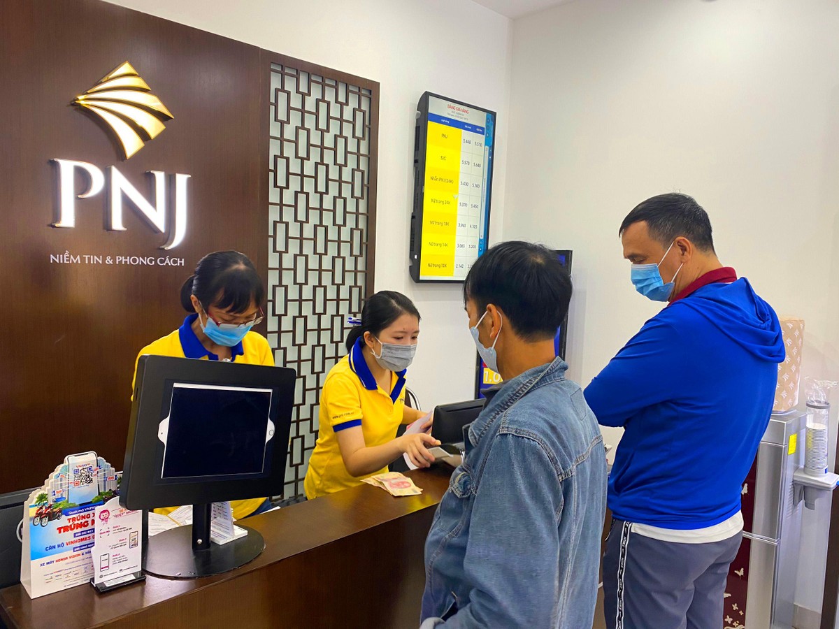 Khách hàng đầu tiên đến PNJ Khu vực miền Trung.