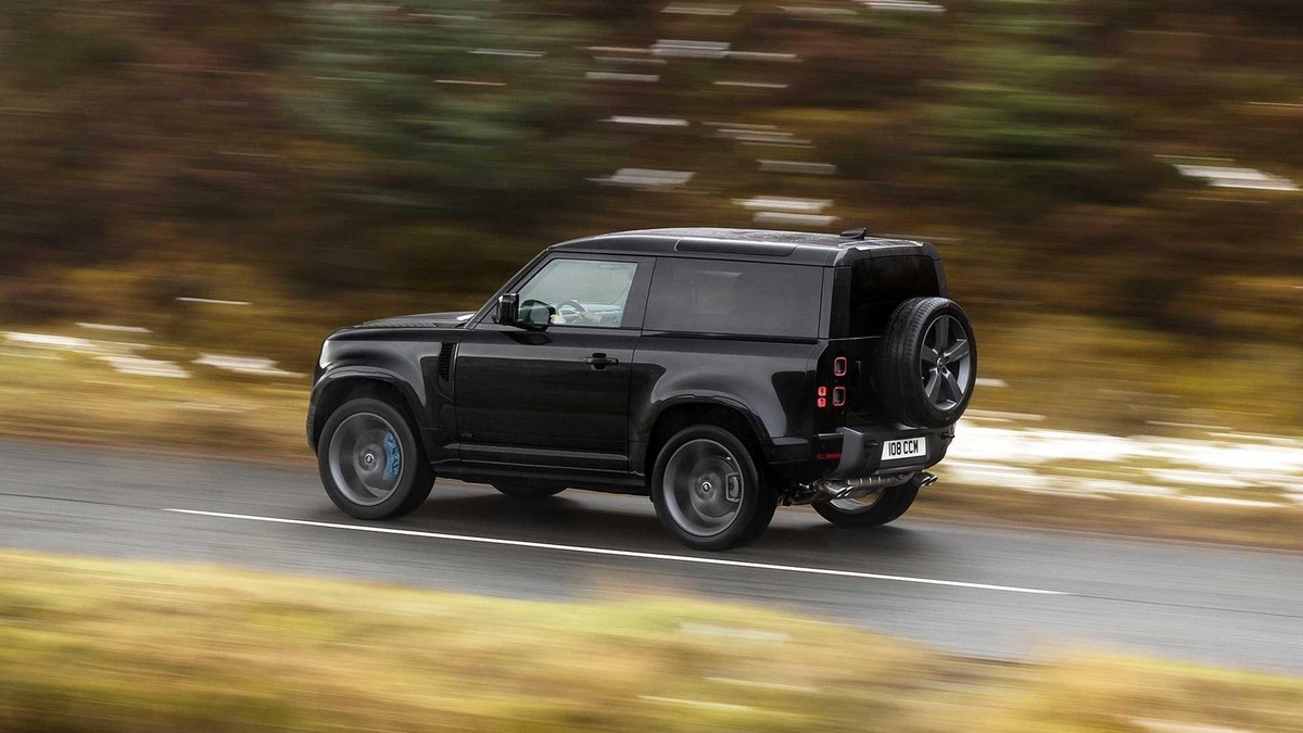 Để kiểm soát sức mạnh bổ sung, Defender V8 được trang bị thêm các thanh chống lật có đường kính lớn hơn nhằm làm giảm độ cuộn của thân xe, bộ vi sai điện tử được tinh chỉnh để tăng độ ổn định khi vào cua. Chế độ Terrain Response được cập nhật thêm tính năng Dynamic giúp xe di chuyển linh hoạt hơn ở các địa hình khác nhau.