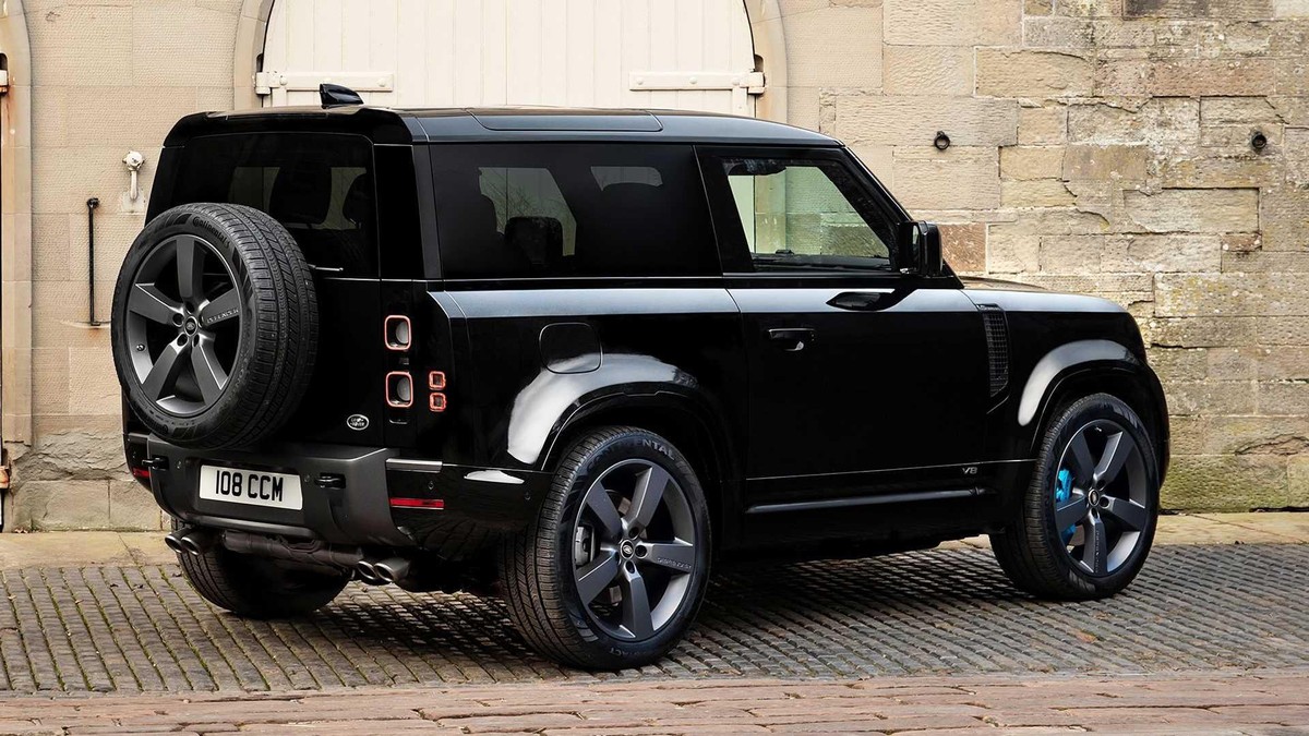 Hoặc gói độ Bright thêm lớp mạ crôm hoàn thiện cho lưới tản nhiệt, huy hiệu V8 bên hông, thanh trượt ở mui xe cùng với lớp sơn bạc Ceres cho thân dưới và vòm bánh xe. Cuối cùng là gói độ Black bổ sung các đường viền màu đen bóng cho thân xe.