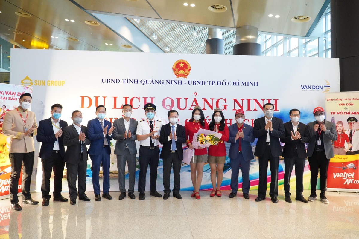 Chào mừng chuyến bay xông đất sân bay Vân Đồn năm Tân Sửu. Chào mừng chuyến bay xông đất sân bay Vân Đồn năm Tân Sửu.