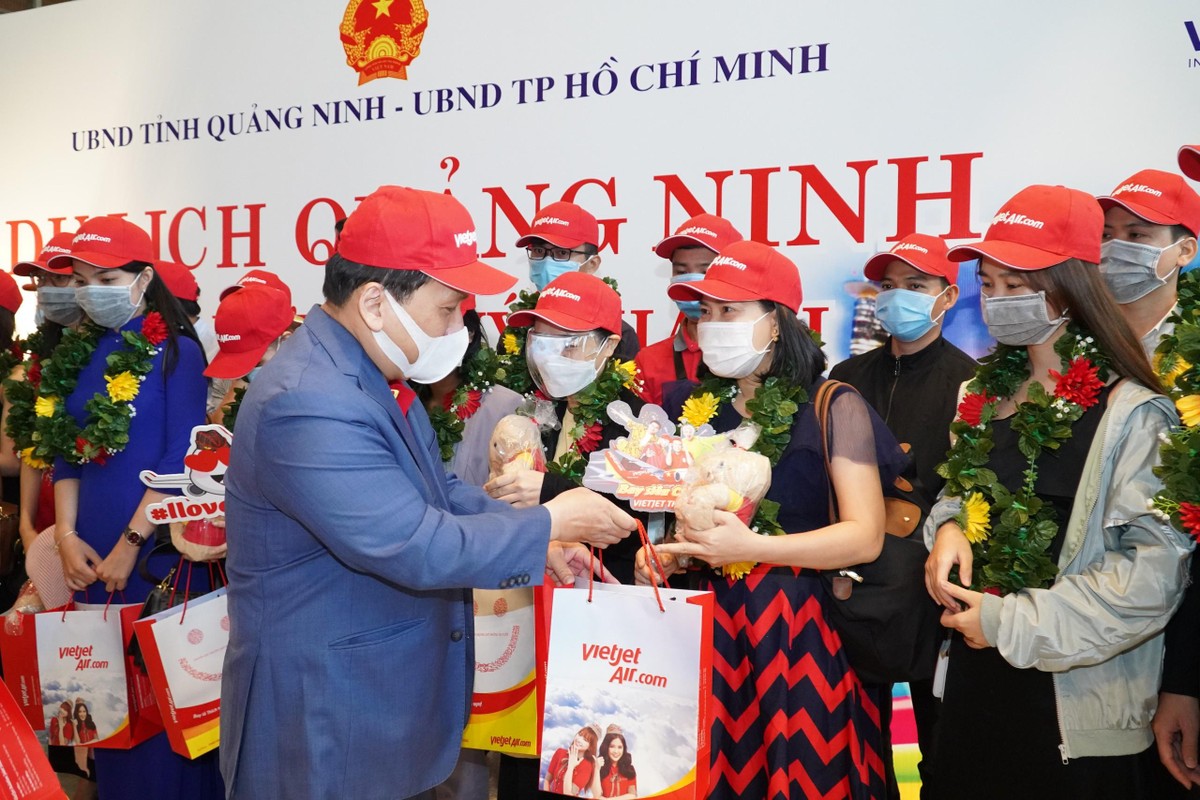 Giám đốc Điều hành Vietjet Đinh Việt Phương tặng quà cho khách. Giám đốc Điều hành Vietjet Đinh Việt Phương tặng quà cho khách.