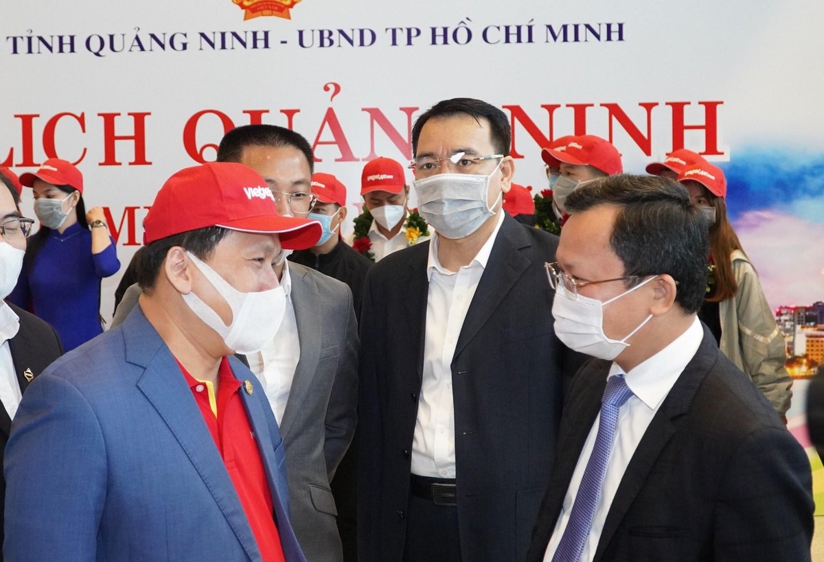 Lãnh đạo Vietjet trao đổi cùng lãnh đạo tỉnh Quảng Ninh. Lãnh đạo Vietjet trao đổi cùng lãnh đạo tỉnh Quảng Ninh.