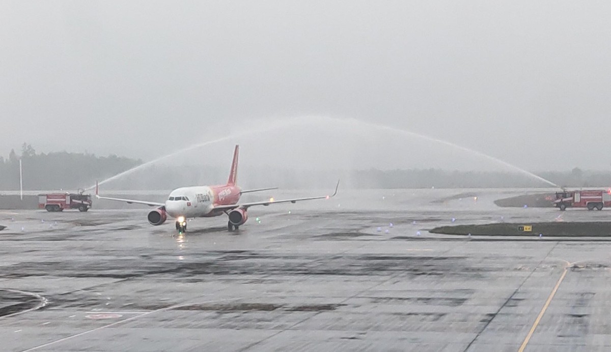 Vòi rồng chào đón chuyến bay ngày 3/3 tại sân bay Vân Đồn. Vòi rồng chào đón chuyến bay ngày 3/3 tại sân bay Vân Đồn.