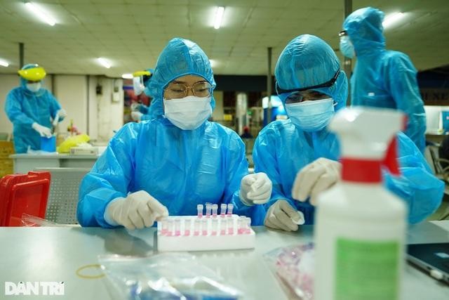 Mẫu xét nghiệm của nhóm chuyên gia nhập cảnh làm việc tại TPHCM đều cho kết quả âm tính với SARS-CoV-2 (ảnh: Phạm Nguyễn).