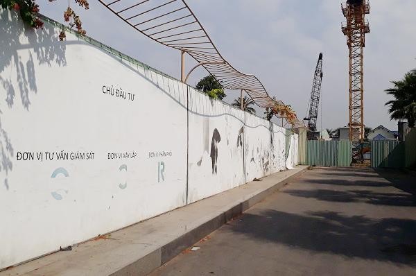 Tấm biển thông tin ở bên ngoài đã bạc màu nhưng dự án vẫn chưa được xây dựng (Ảnh: Việt Dũng).