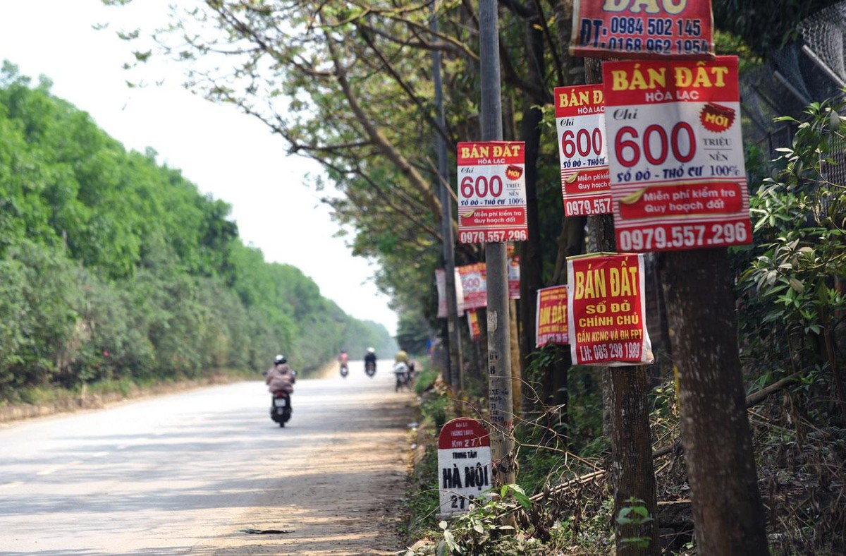 Thông tin rao bán đất được treo khắp nơi trên đại lộ Thăng Long.
