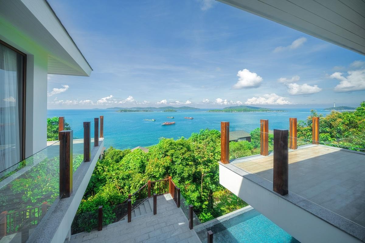 Trên địa hình gần như chỉ có tạo hóa nguyên sơ, với hệ sinh thái rừng nguyên sinh bao phủ hơn 60% diện tích tại mũi Ông Đội, mỗi căn biệt thự tại “Vườn Địa Đàng” Eden Bay đều lấy “hài hoà - cân bằng” làm cảm hứng sáng tạo, với tôn chỉ phải giữ trọn vẹn nhất những gì thuộc về tạo hóa tự nhiên.