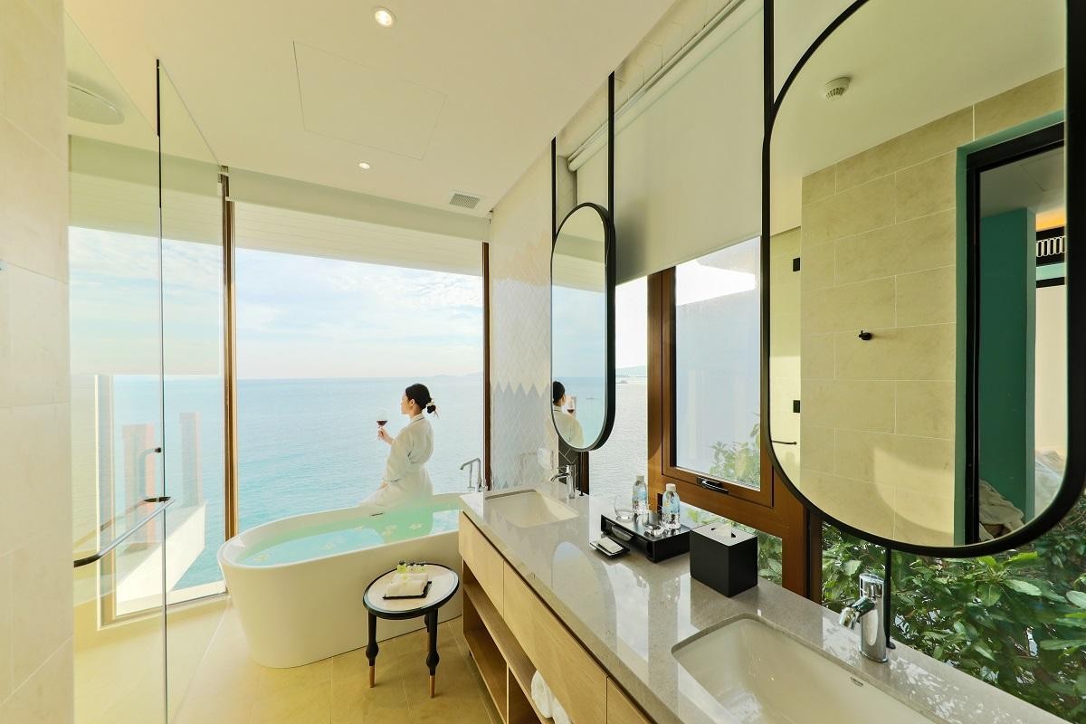 100% phòng được thiết kế kính tràn trong suốt, thiết lập trải nghiệm hoàn toàn khác biệt, đối lập mà quyện hòa, tôn trọng tuyệt đối sự riêng tư nhưng vẫn giao hòa với thiên nhiên bên ngoài.