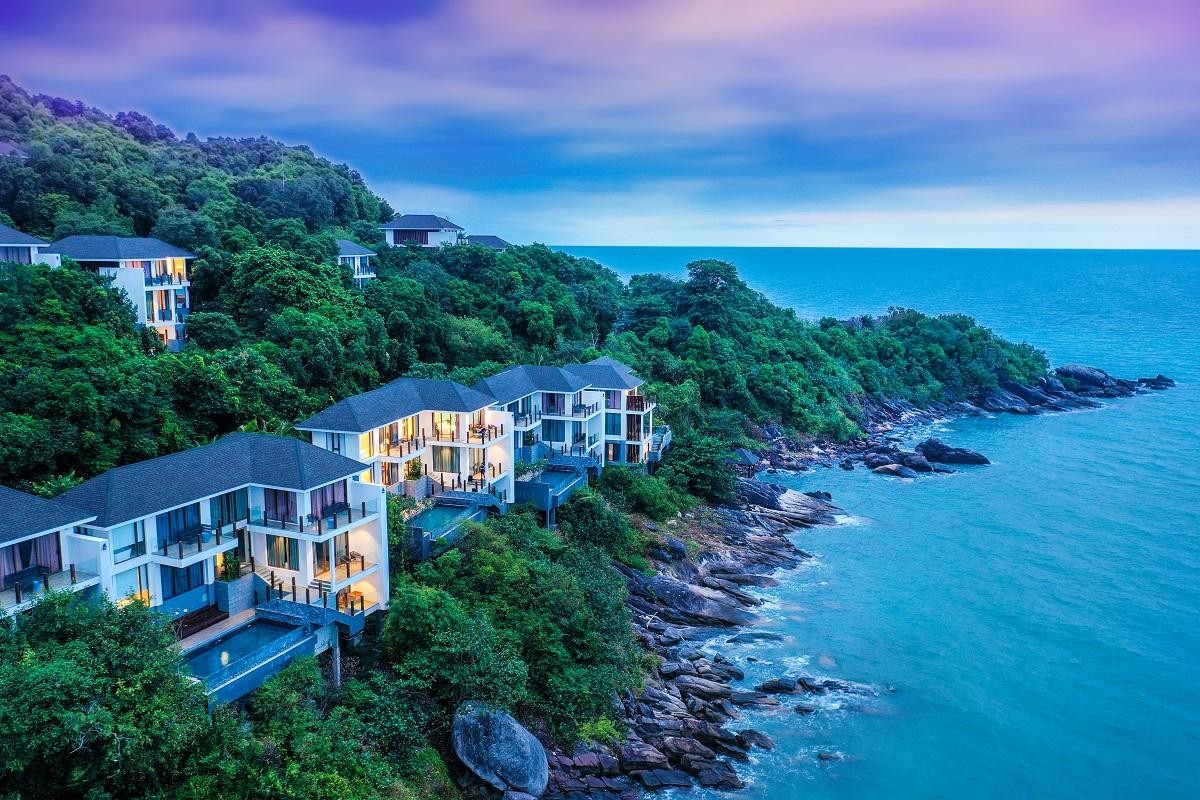 Không khó hiểu khi 41 trong tổng số 50 căn biệt thự đã nhanh chóng tìm được chủ nhân. 9 căn cuối là những cơ hội ít ỏi còn lại mời gọi phút thả mình giữa thiên nhiên thuần khiết dành cho các chủ nhân thượng lưu danh giá. Bởi lẽ, sự riêng tư bí ẩn được bàn tay tài hoa của những kiến trúc sư thượng hạng “đo ni đóng giày” cho những căn biệt thự này là điều mà giới thượng lưu khó tìm kiếm được tại bất kỳ đâu khác.