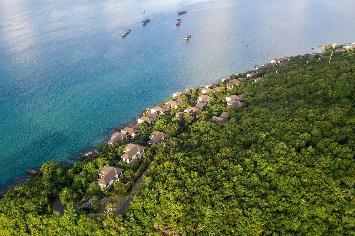 Trên hành trình kiến tạo những siêu phẩm nghỉ dưỡng mang dấu ấn vượt thời gian, đáp ứng đúng nhu cầu của giới siêu giàu, Tập đoàn Sun Group đã chọn địa điểm tận cùng mũi Ông Đội, điểm cực Nam của đảo Ngọc Phú Quốc - dải đất có địa hình độc đáo hiếm có khi sở hữu hai mặt biển vừa có thể ngắm bình minh, vừa chiêm ngưỡng hoàng hôn tráng lệ để tạo nên những siêu phẩm xa hoa, độc bản.