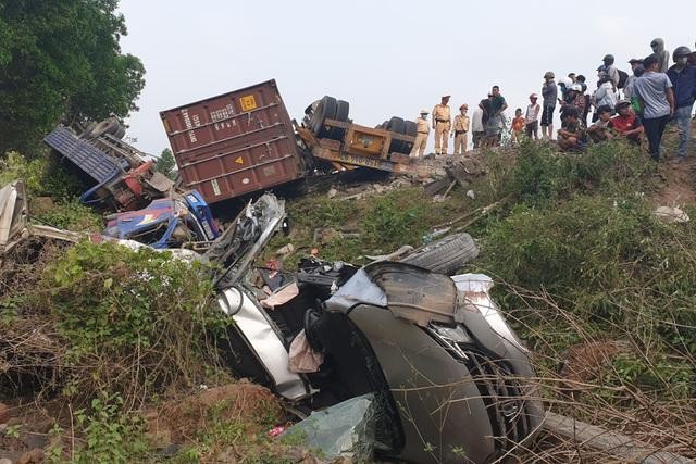 Ít nhất 3 xe rơi xuống vực.