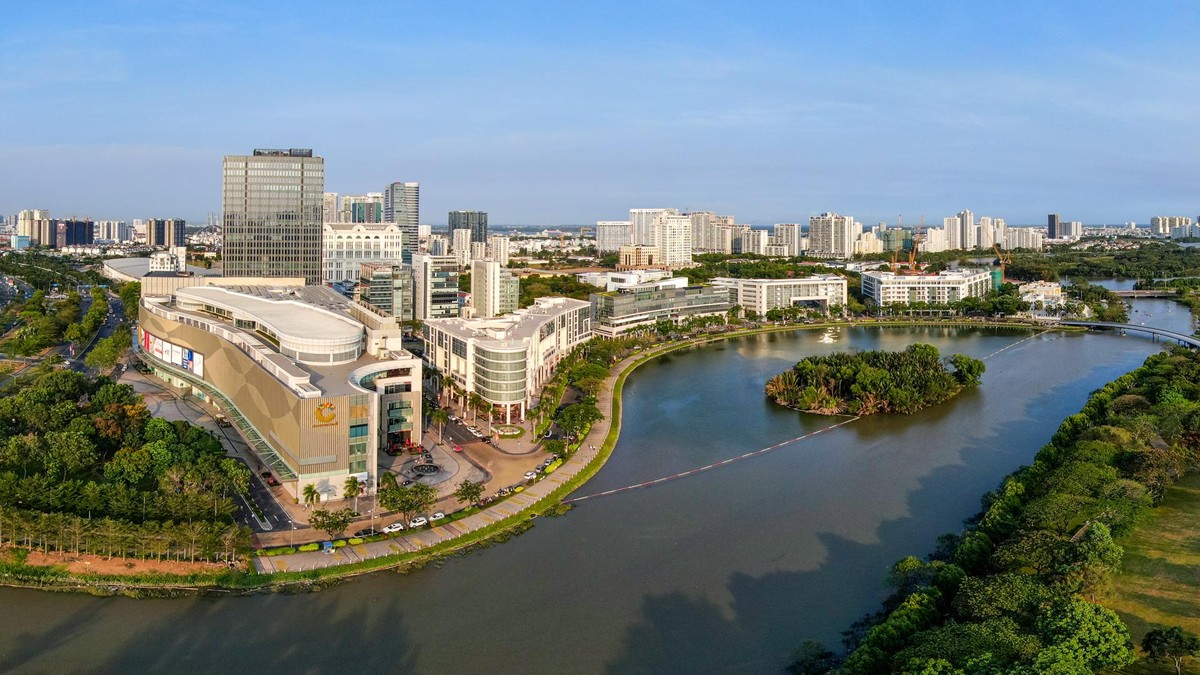 CBD Phú Mỹ Hưng là nơi tập trung các công trình có quy mô lớn, đáp ứng cho các hoạt động như: văn phòng, thương mại, tài chính, ngân hàng, tham quan, vui chơi giải trí, nhà hàng, khách sạn và căn hộ ở cao cấp. Hiện tại đây có khoảng 50 cao ốc sử dụng đa chức năng. CBD Phú Mỹ Hưng là nơi tập trung các công trình có quy mô lớn, đáp ứng cho các hoạt động như: văn phòng, thương mại, tài chính, ngân hàng, tham quan, vui chơi giải trí, nhà hàng, khách sạn và căn hộ ở cao cấp. Hiện tại đây có khoảng 50 cao ốc sử dụng đa chức năng.