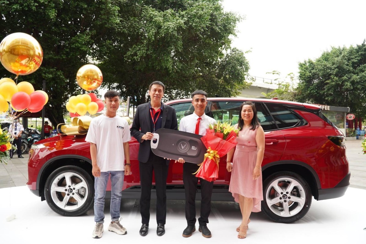 Phó Tổng giám đốc Vietjet trao xe hơi cho Trần Quang Vĩ (ngày 3/4)