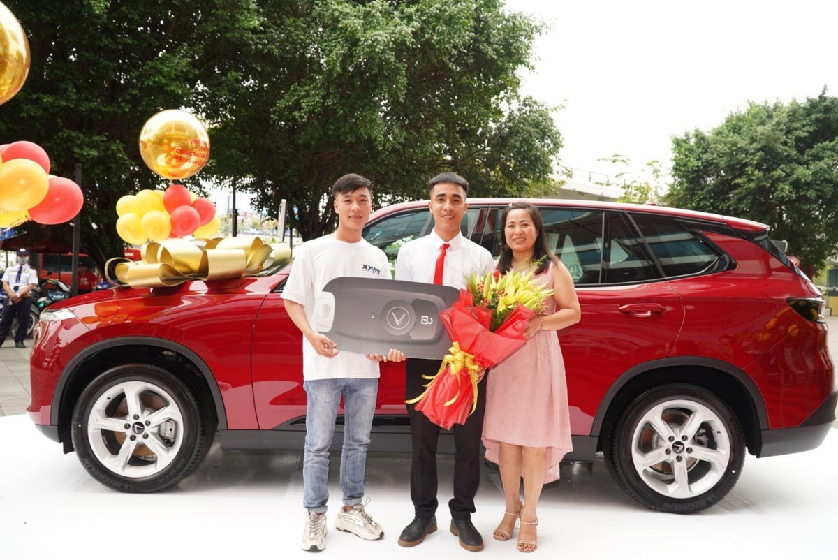 Trần Quang Vĩ chụp ảnh cùng mẹ và em trai.