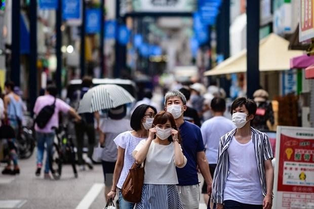 Người dân đeo khẩu trang phòng dịch COVID-19 tại Tokyo, Nhật Bản ngày 1/8/2020. (Ảnh: AFP/TTXVN).