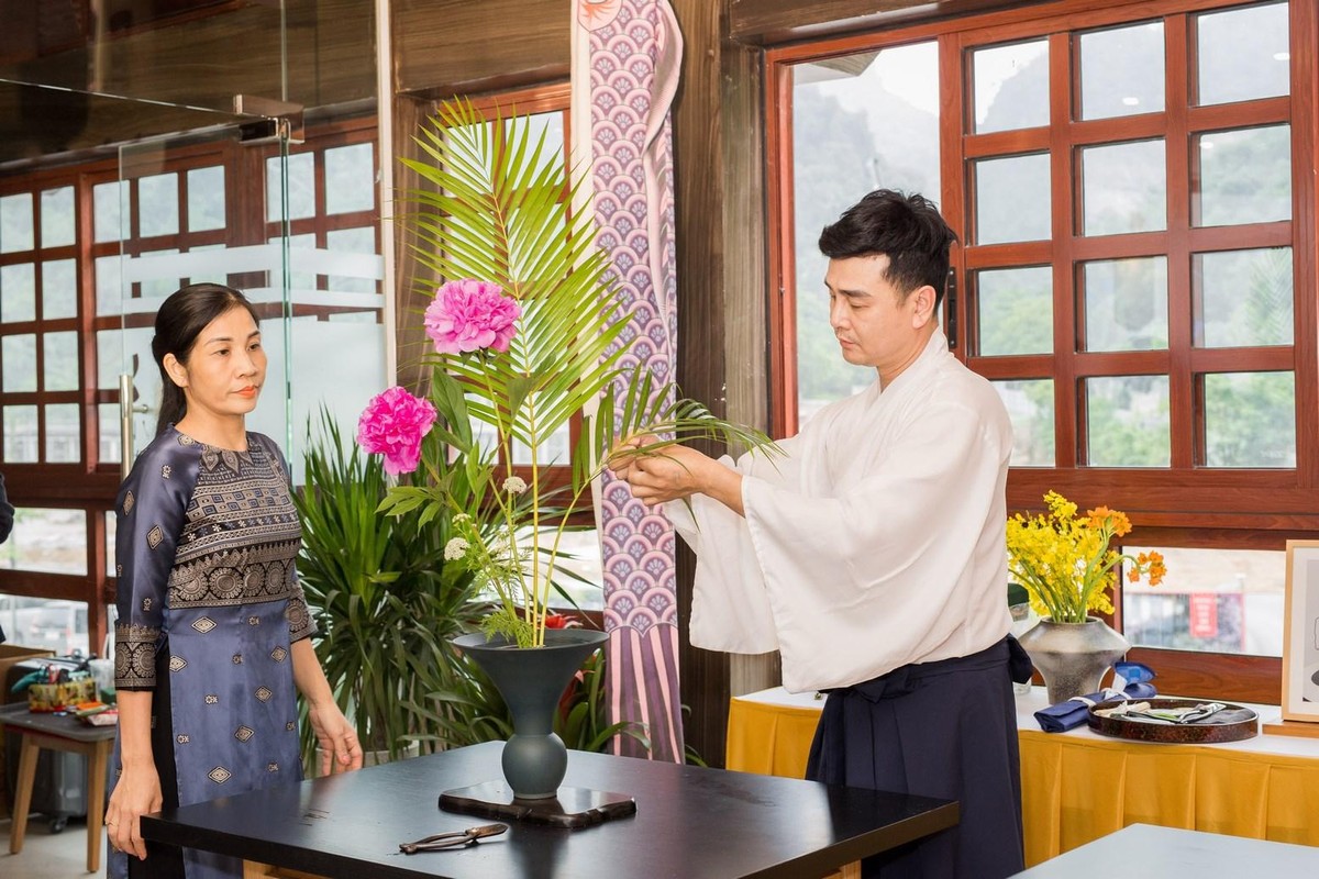 Các nghệ nhân biểu diễn nghệ thuật cắm hoa Ikebana – loại hình nghệ thuật lâu đời ở xứ sở mặt trời mọc. Các nghệ nhân biểu diễn nghệ thuật cắm hoa Ikebana – loại hình nghệ thuật lâu đời ở xứ sở mặt trời mọc.