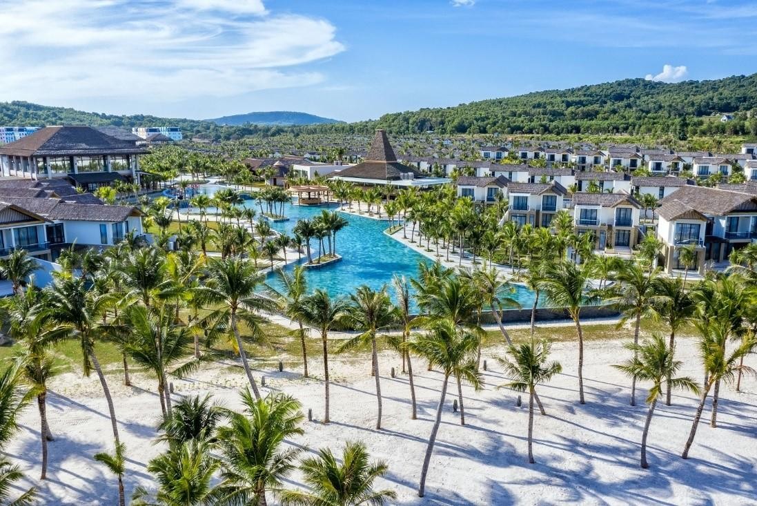 Bãi Kem còn ghi dấu ấn nghỉ dưỡng với khách sạn hạng sang Premier Residences Phu Quoc Emerald Bay thiết lập những chuẩn mực dịch vụ 5 sao dành cho cả gia đình cũng khai trương vào năm 2016. Hay khu nghỉ dưỡng New World Phu Quoc Resort (tên trước đây là Sun Premier Village Kem Beach Resort) đáp ứng xu hướng du lịch sức khỏe đang được chú ý. Dù vừa chính thức vận hành đầu năm 2021, song sự độc đáo về kiến trúc làng biển cùng sự chuyên nghiệp của đơn vị vận hành quốc tế Rosewood Hotel Group đã biến New World Phu Quoc Resort thành điểm đến chăm sóc sức khỏe hàng đầu ở Bãi Kem.