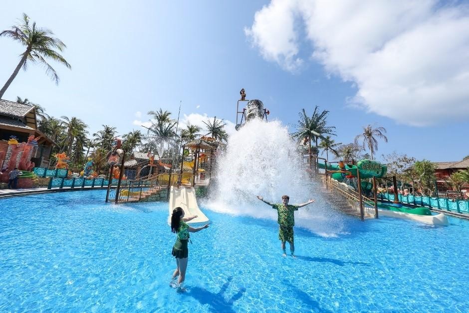 Công viên nước hàng đầu Châu Á Aquatopia Water Park với 6 khu vực chủ đề hấp dẫn và hệ thống 21 trò chơi hiện đại là dấu mốc quan trọng mà Sun Group kiến tạo ở Hòn Thơm trong hành trình biến nơi này thành điểm đến hấp dẫn bậc nhất ở Phú Quốc và khu vực Châu Á.