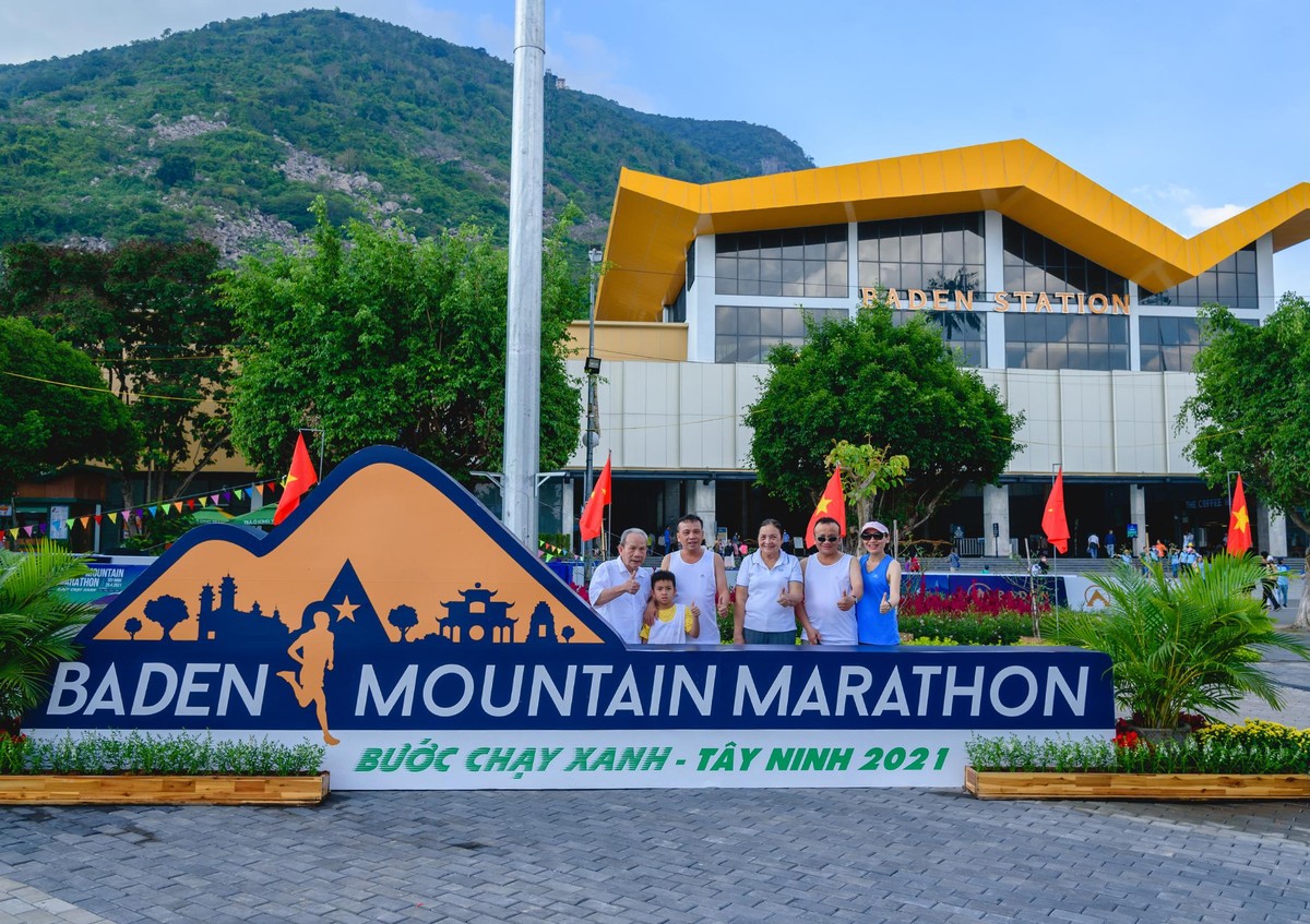 Nhiều vận động viên đã kết hợp tham gia giải chạy với chuyến du lịch đầu hè của gia đình, để cùng người thân, bạn bè tham gia vào một hoạt động thể thao ý nghĩa và chiêm bái tượng Phật Bà bằng đồng cao nhất châu Á tọa lạc trên đỉnh núi, chinh phục nóc nhà Nam Bộ và thưởng thức ẩm thực "trên mây".