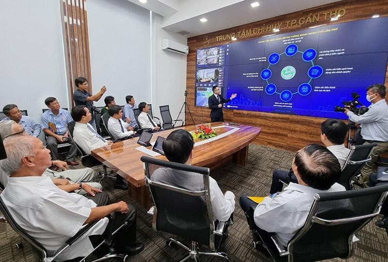 Đại biểu tham quan Trung tâm Chỉ huy thông minh đặt tại Văn phòng UBND thành phố.