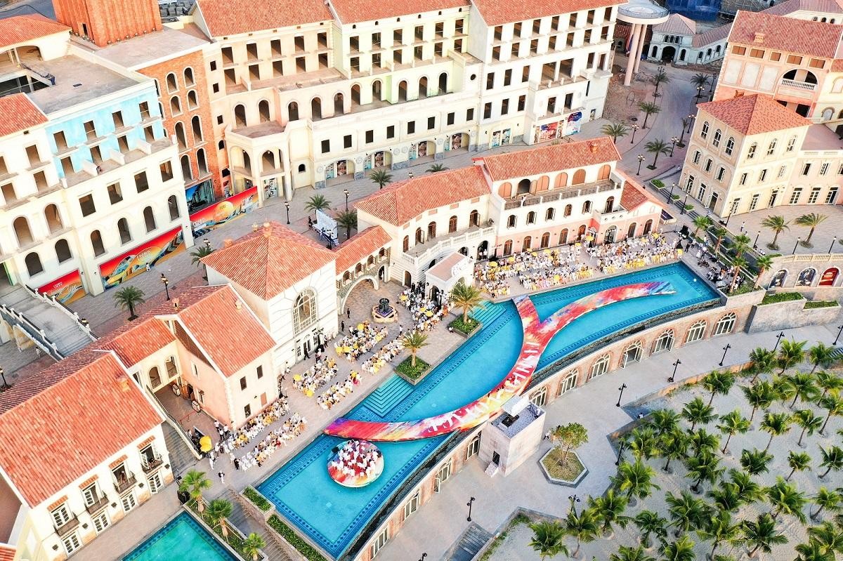 Ở đầu kia đất nước, Phú Quốc đang là điểm đến số 1 của du khách trong nước bất chấp ảnh hưởng của đại dịch Covid-19. Bắt đầu khai mở vùng đất Nam đảo từ năm 2015, chỉ sau hơn nửa thập kỷ, Sun Group đã biến nơi đây thành miền đất “đa sắc màu, vạn trải nghiệm, triệu cảm hứng” với hệ sinh thái “all in one” đẳng cấp quốc tế.