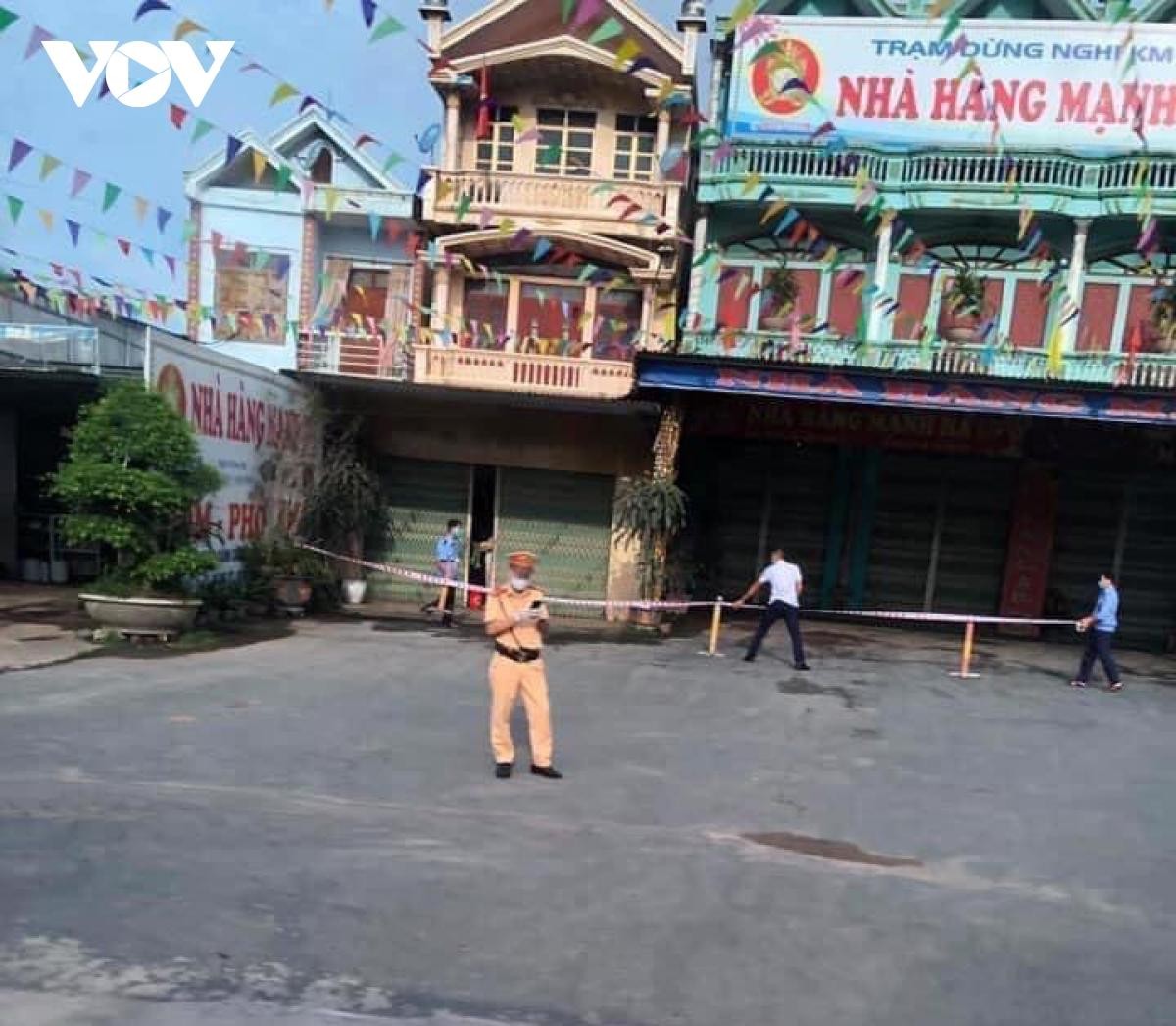 Lực lượng chức năng phong tỏa Nhà hàng Mạnh Hà (huyện Hữu Lũng, tỉnh Lạng Sơn).