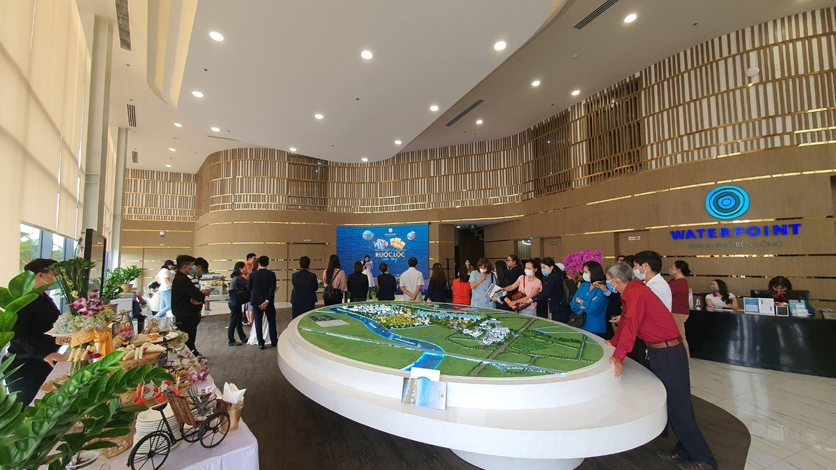 Đông đảo khách hàng quan tâm đang chờ đợi Waterpoint mở bán đợt tiếp theo.