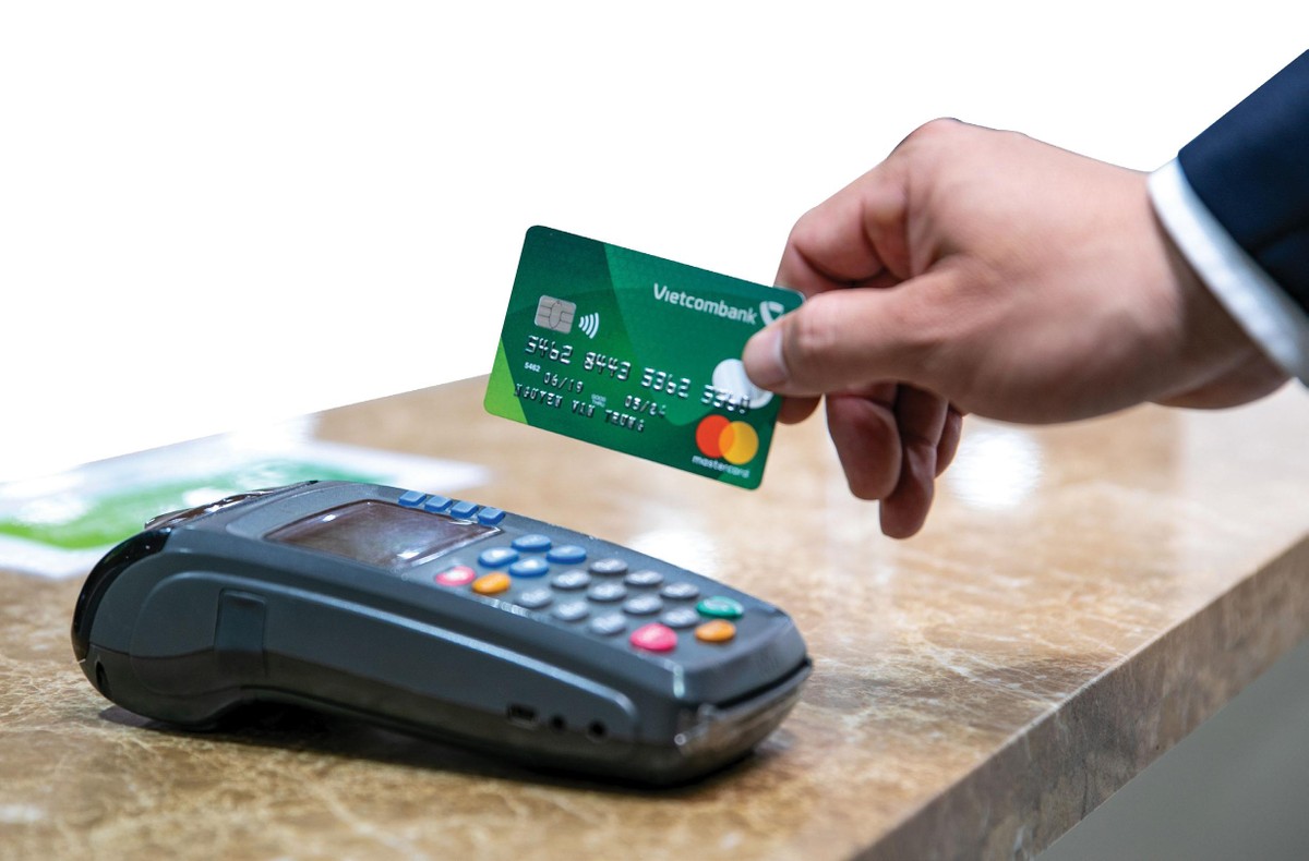 Hiện nay, thu nhập phi tín dụng của Vietcombank đã chiếm tới 35%. Hiện nay, thu nhập phi tín dụng của Vietcombank đã chiếm tới 35%.