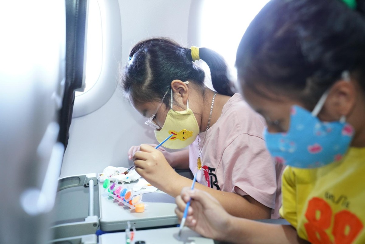 Các bạn nhỏ thích thú, say mê tạo nên những tác phẩm khẩu trang đặc biệt của riêng mình với rất nhiều hình ảnh dễ thương.