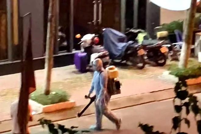 Nhân viên y tế khử trùng ngay trong đêm những nơi ca mắc Covid-19 từng đến. Nhân viên y tế khử trùng ngay trong đêm những nơi ca mắc Covid-19 từng đến.