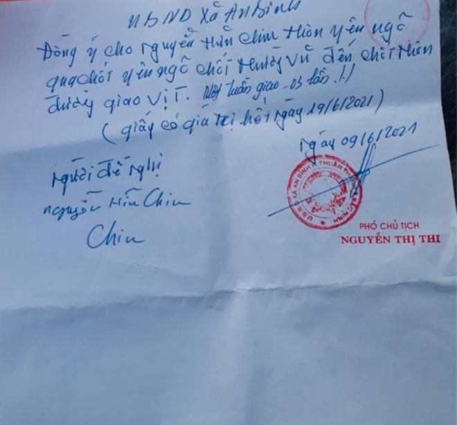 Bà Nguyễn Thị Thi - Phó Chủ tịch UBND xã An Bình đã ký giấy cho người dân đi chợ vùng dịch.
