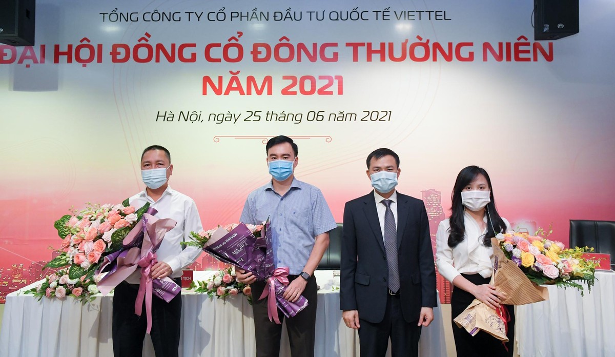 Từ trái qua phải là 3 thành viên HĐQT mới và ông Tào Đức Thắng (người mặc áo đen đứng thứ 3) – Chủ tịch HĐQT Viettel Global. Ngoài cùng bên trái là ông Nguyễn Đức Quang, tiếp đến là ông Lê Xuân Hùng, ngoài cùng bên phải là bà Nguyễn Thị Thanh Nga. Từ trái qua phải là 3 thành viên HĐQT mới và ông Tào Đức Thắng (người mặc áo đen đứng thứ 3) – Chủ tịch HĐQT Viettel Global. Ngoài cùng bên trái là ông Nguyễn Đức Quang, tiếp đến là ông Lê Xuân Hùng, ngoài cùng bên phải là bà Nguyễn Thị Thanh Nga.