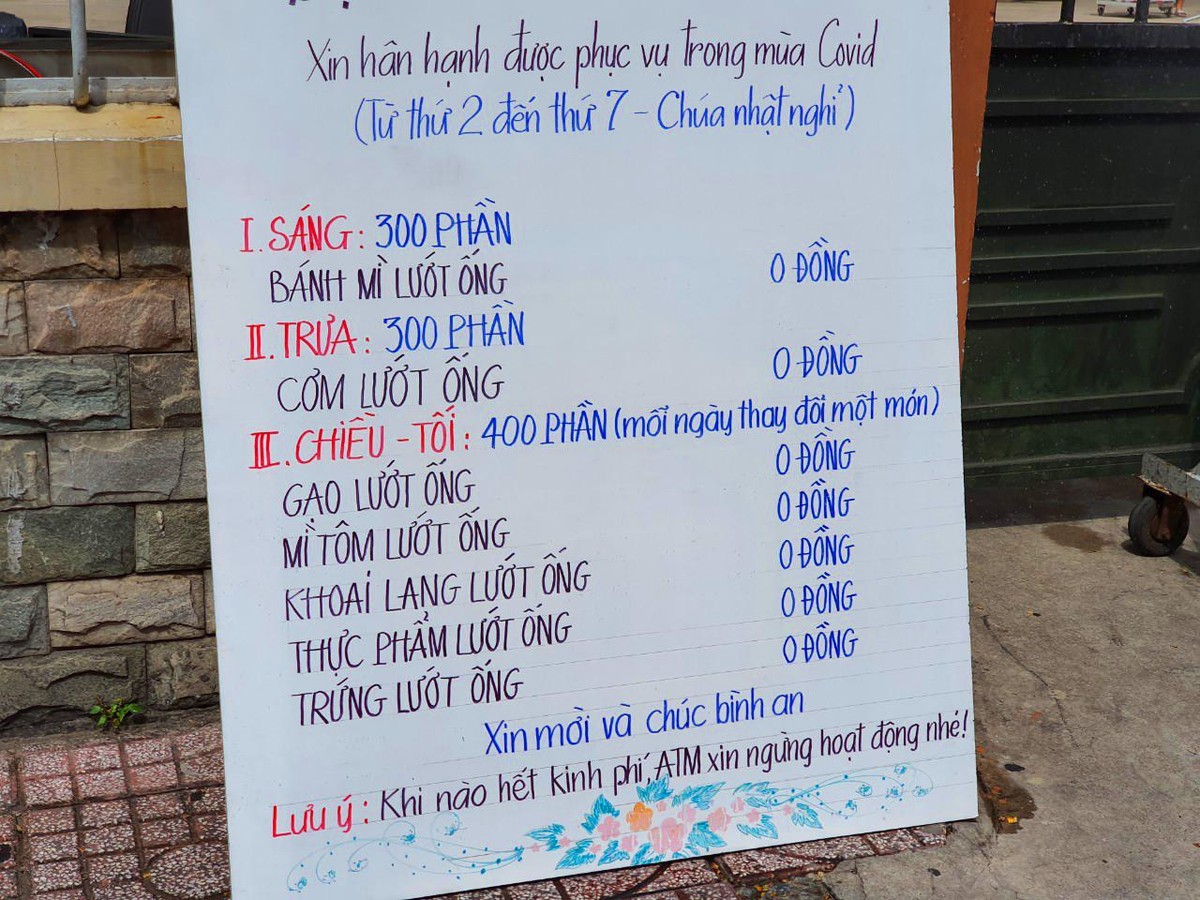 Sau hàng loạt ATM gạo, khoai, bánh mì, siêu thị 0 đồng, tủ đông lạnh chứa thực phẩm,… đi vào hoạt động ở các quận, huyện đến sáng nay (26/6) tại đường Lê Văn Sỹ, Quận Tân Bình,TP.HCM các mạnh thường quân đưa máng trượt cơm phục vụ bà con lao động nghèo. Bảng thông báo “ Xin hân hạnh được phục vụ trong mùa covid” thật ấm lòng.