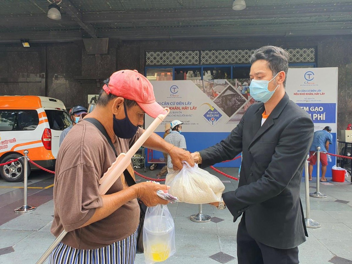 Đa số những người đến nhận, là những người bán vé số, và người khuyết tật.