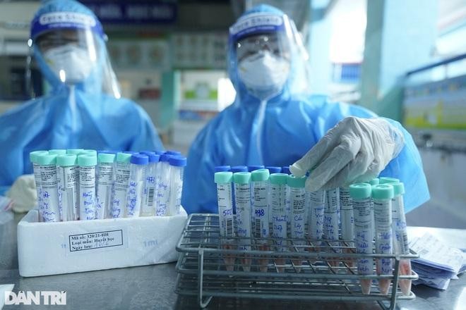 TPHCM đang thực hiện xét nghiệm nhiều hơn một lần so với quy định của Bộ Y tế để phát hiện sớm hơn ca bệnh (Ảnh: Phạm Nguyễn).