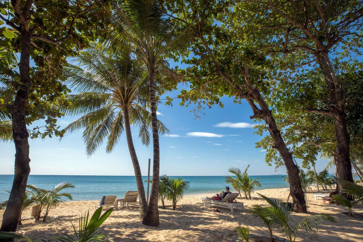 Bên cạnh bầu không khí trong lành và cảnh sắc tuyệt đẹp của miền biển đảo, nhịp sống giản dị, yên bình, người dân thân thiện, địa điểm sống phong phú cùng chi phí sinh hoạt không quá cao là yếu tố khiến Phú Quốc cực kỳ phù hợp để sinh sống hay dưỡng già.