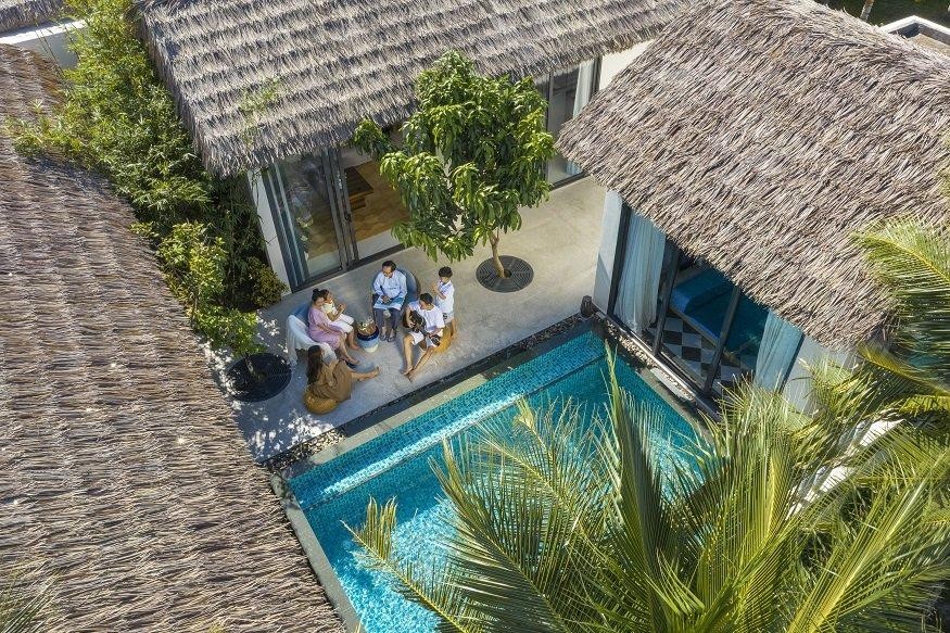 Về nghỉ dưỡng, loạt khách sạn, resort đẳng cấp quản lý bởi các thương hiệu khách sạn đình đám thế giới phía Nam đảo như JW Marriott Phu Quoc Emerald Bay, Premier Residences Phu Quoc Emerald Bay, Premier Village Phu Quoc Resort,… và mới đây nhất là khu nghỉ dưỡng phong cách làng biển mới ra mắt – New World Phu Quoc Resort biến nơi đây thành điểm tụ của nghỉ dưỡng hạng sang, cũng là thiên đường của các dịch vụ ẩm thực, spa, quầy bar giải trí độc lạ, sang chảnh bậc nhất.
