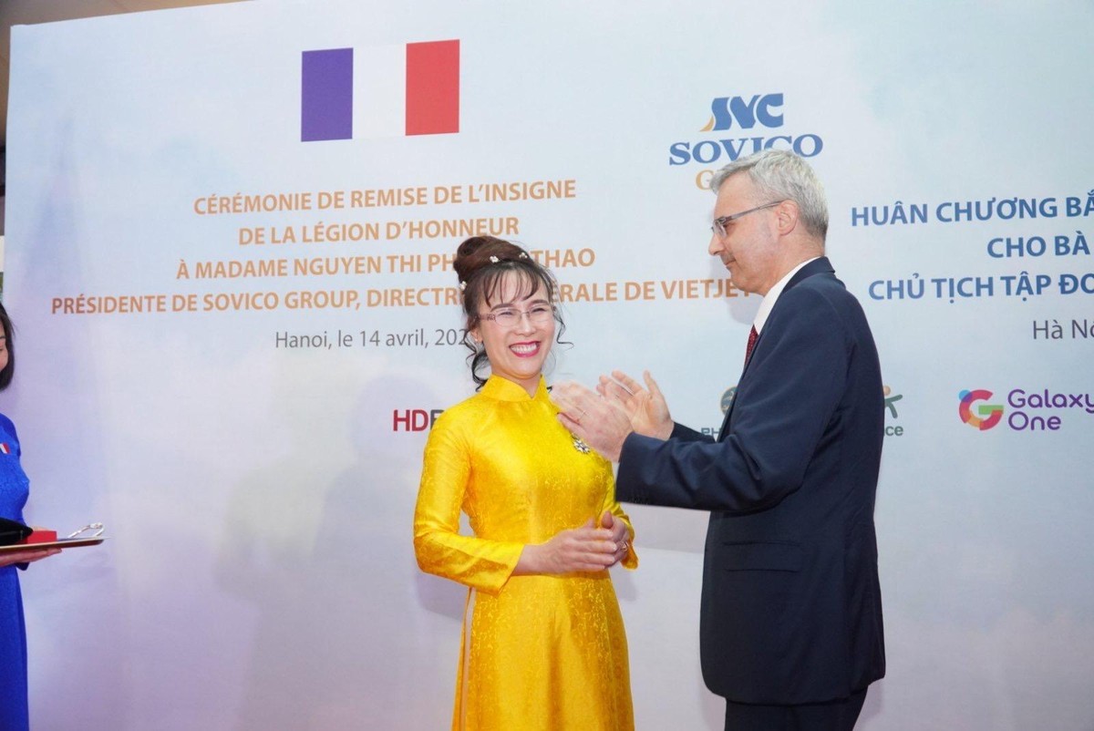 Nữ tỷ phú Nguyễn Thị Phương Thảo nhận Huân Chương Bắc đẩu Bội tinh do Chính phủ Pháp trao tặng.