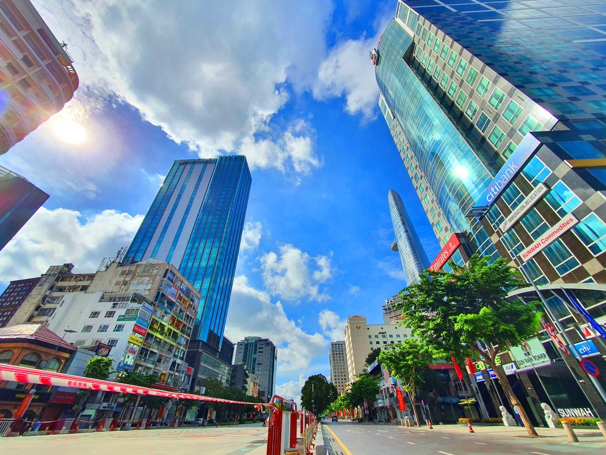 Sài Gòn với những cao ốc, khách sạn cao tầng. Sài Gòn với những cao ốc, khách sạn cao tầng.