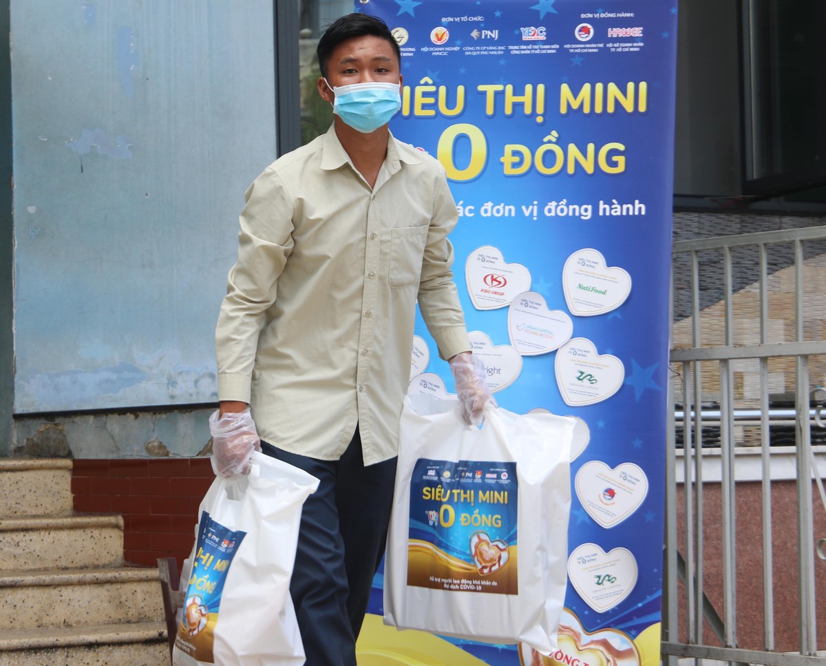 Anh Đức, ở phường 12, Quận Bình Thạnh nói rằng, các sản phẩm chọn từ siêu thị có thể giúp gia đình nhỏ của anh sử dụng trong khoảng 1 tuần.