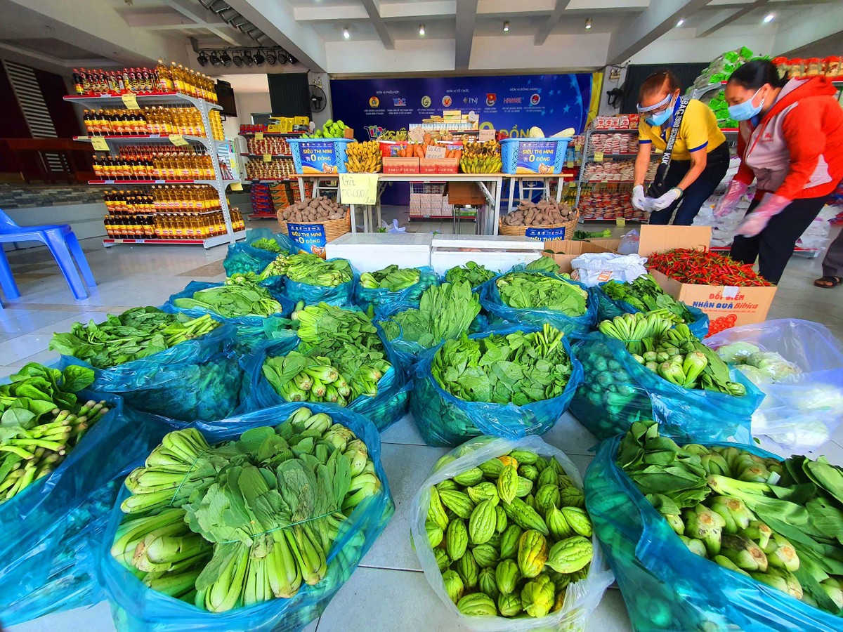 Tại siêu thị 0 đồng, có khoảng 80 mặt hàng thiết yếu.