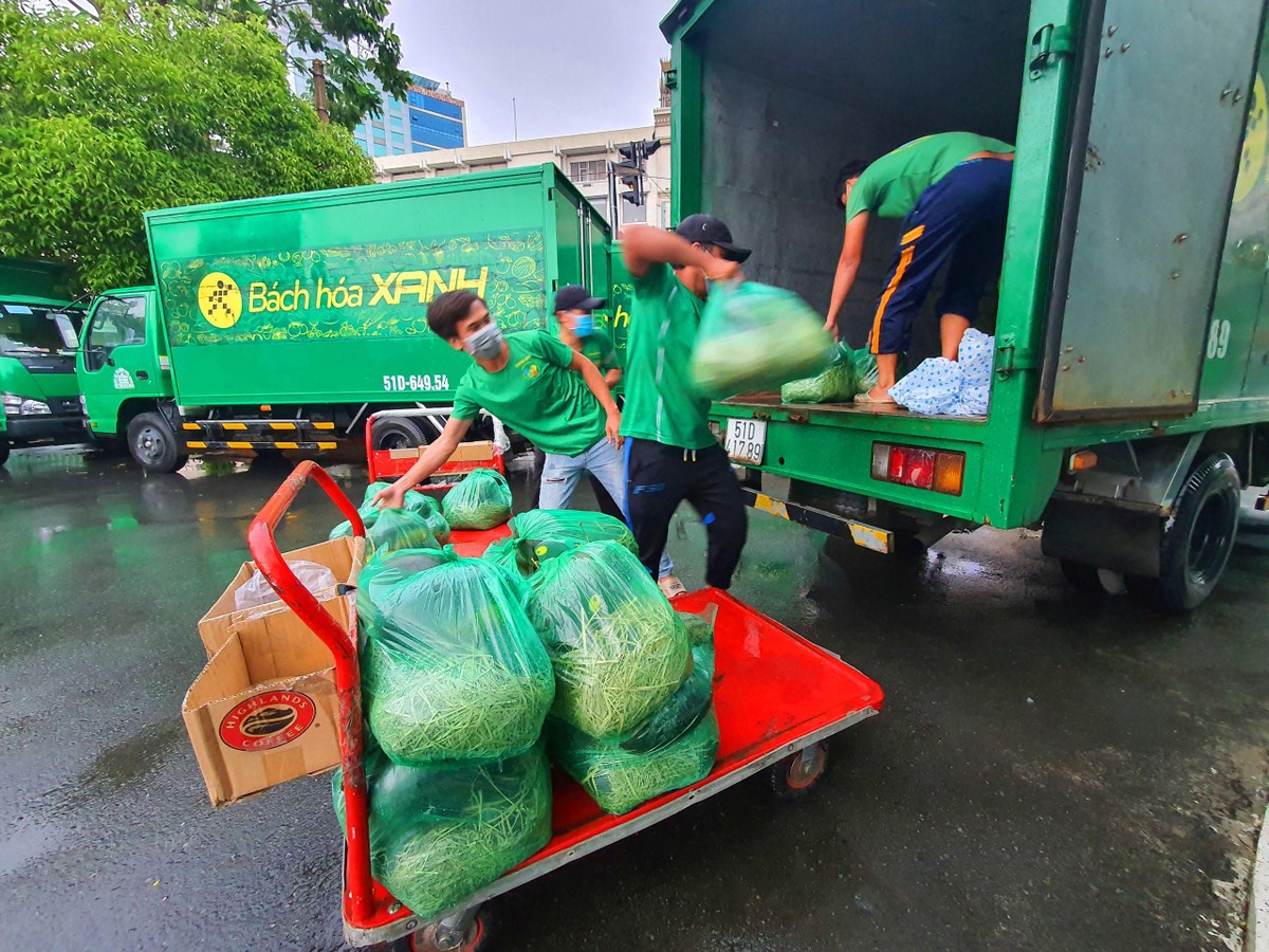 Ưu điểm của việc vận chuyển đường thủy là thời gian nhanh hơn so với đường bộ, chỉ khoảng 1,5 tiếng trong điều kiện thuận lợi, trong khi đi bằng đường bộ trung bình phải mất 4 tiếng nếu gặp các trạm kiểm soát dịch.