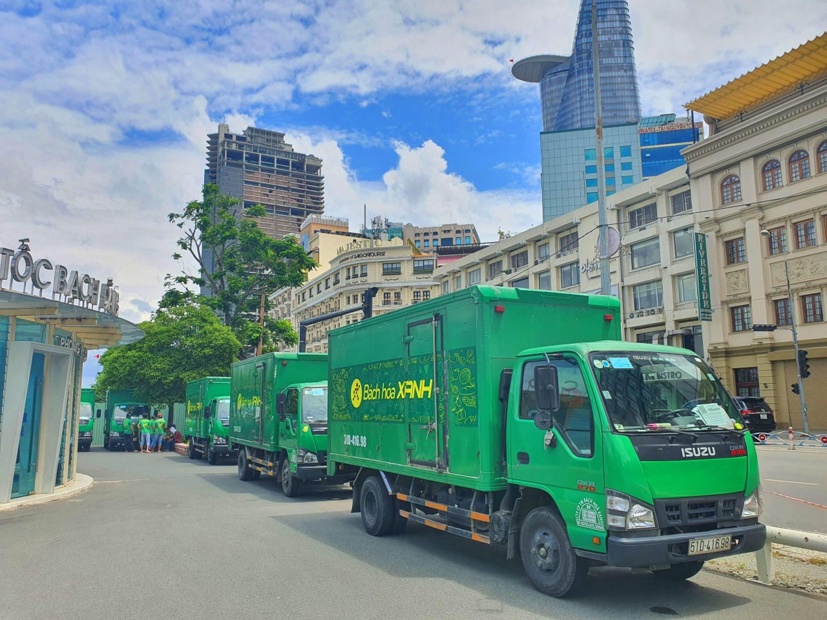 Công ty đã triển khai hàng chục xe tải và nhân công chuẩn bị cho việc bốc dỡ hàng hoá. Hàng loạt các mặt hàng thiết yếu phục vụ người dân đa dạng từ rau củ đến trái cây như: khoai mỡ, dưa leo, chanh, thơm, dưa lưới, rau muống, bắp cải, hành, tỏi, rau cải...