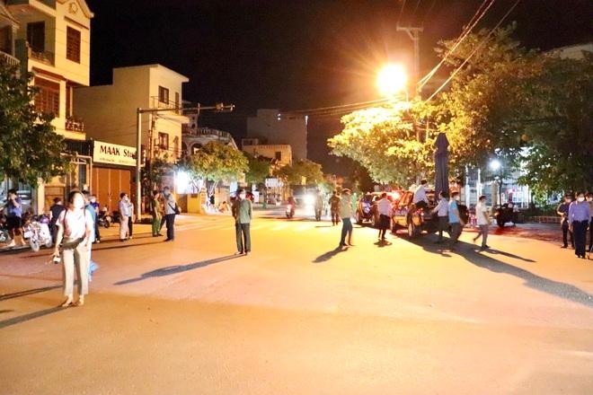 Sau khi lệnh phong tỏa được dỡ bỏ, khu dân cư này tiếp tục thực hiện giãn cách xã hội theo Chỉ thị số 15.