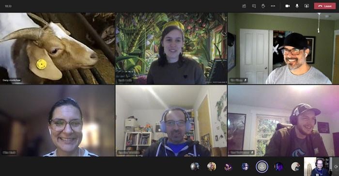 Một khách hàng đã thuê dài hạn một chú dê trong cuộc họp của mình.