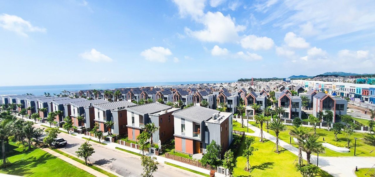 Toàn cảnh khu biệt thự biển tại The Tropicana. Toàn cảnh khu biệt thự biển tại The Tropicana.