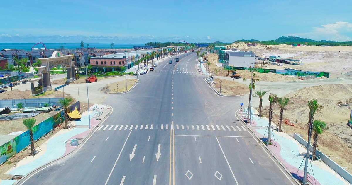 Trục đường chính chạy qua các dãy shophouse tại The Tropicana. Trục đường chính chạy qua các dãy shophouse tại The Tropicana.