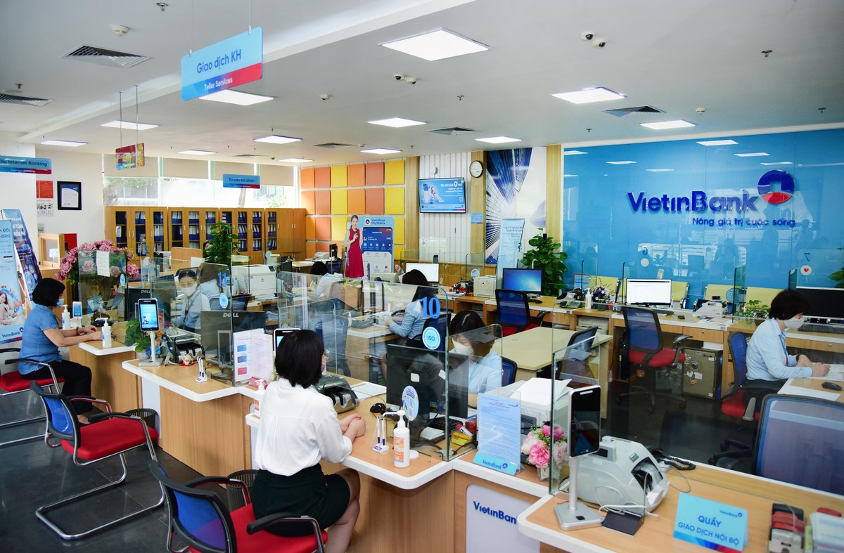 Khách hàng thực hiện giao dịch tại VietinBank.